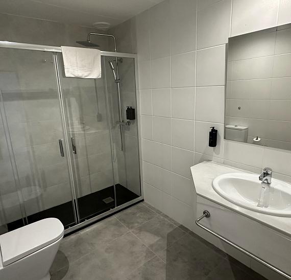 HABITACIÓN FAMILIAR ( 5 PERSONAS)