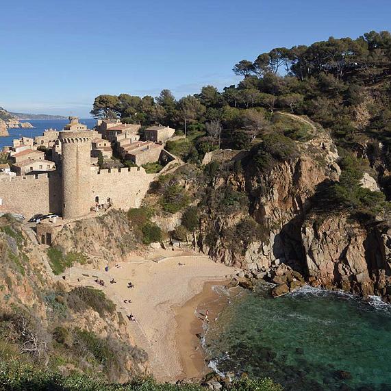 Playa Es Codolar: un refugio tras la muralla