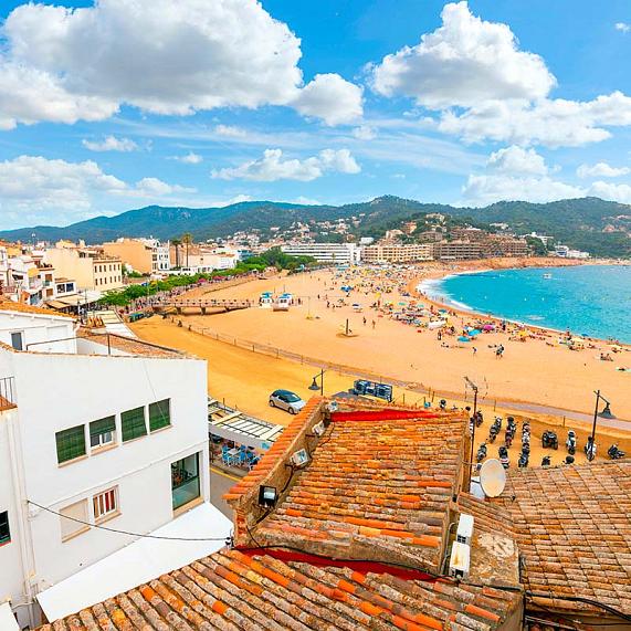 Playa grande de Tossa de Mar Playa Grande de Tossa de Mar: el corazón del pueblo